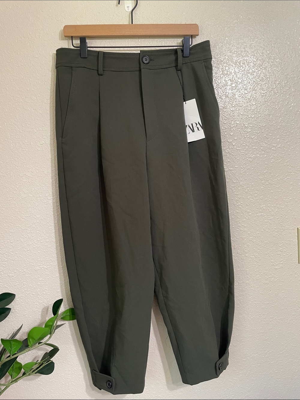 Zara  Olive Pleated Cuffed barrel pants - Picture 2 of 10